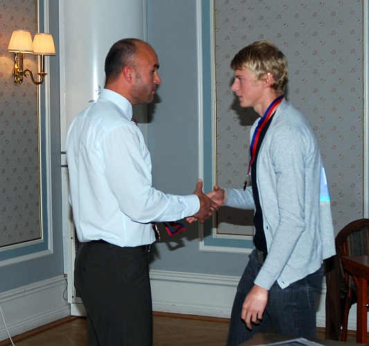 2009_1017_171015AA.JPG - Medalj för Serieseger i Elitreserv Västmanland, Filip Stjernfeldt + Martin Stjernfeldt